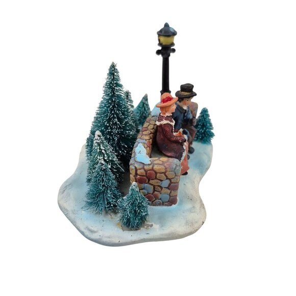 Holiday Time Christmas Village Couple On Bench With Lamp Post Scene Boxed Resin - Picture 3 of 10